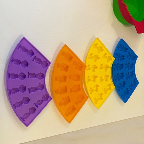 Peanuts Gummy Candy Maker Multicolor Snoopy, Woodstock, Charlie Brown - Picture 3 of 6